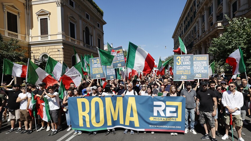 Roma'da ultra aşırı sağcılar, göçmenlerin geri gönderilmesi çağrısıyla yürüdü