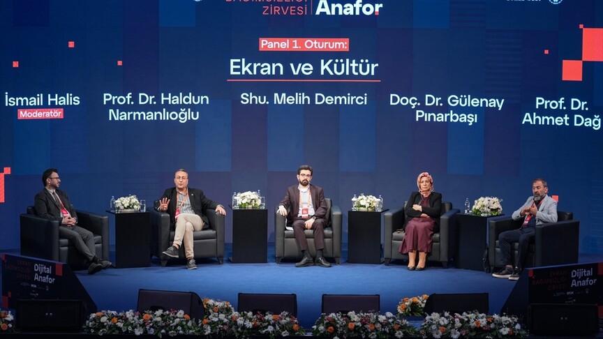 Dijital Anafor: Ekran Bağımsızlığı Zirvesi'nde ekranların kültürel etkileri tartışılıyor.