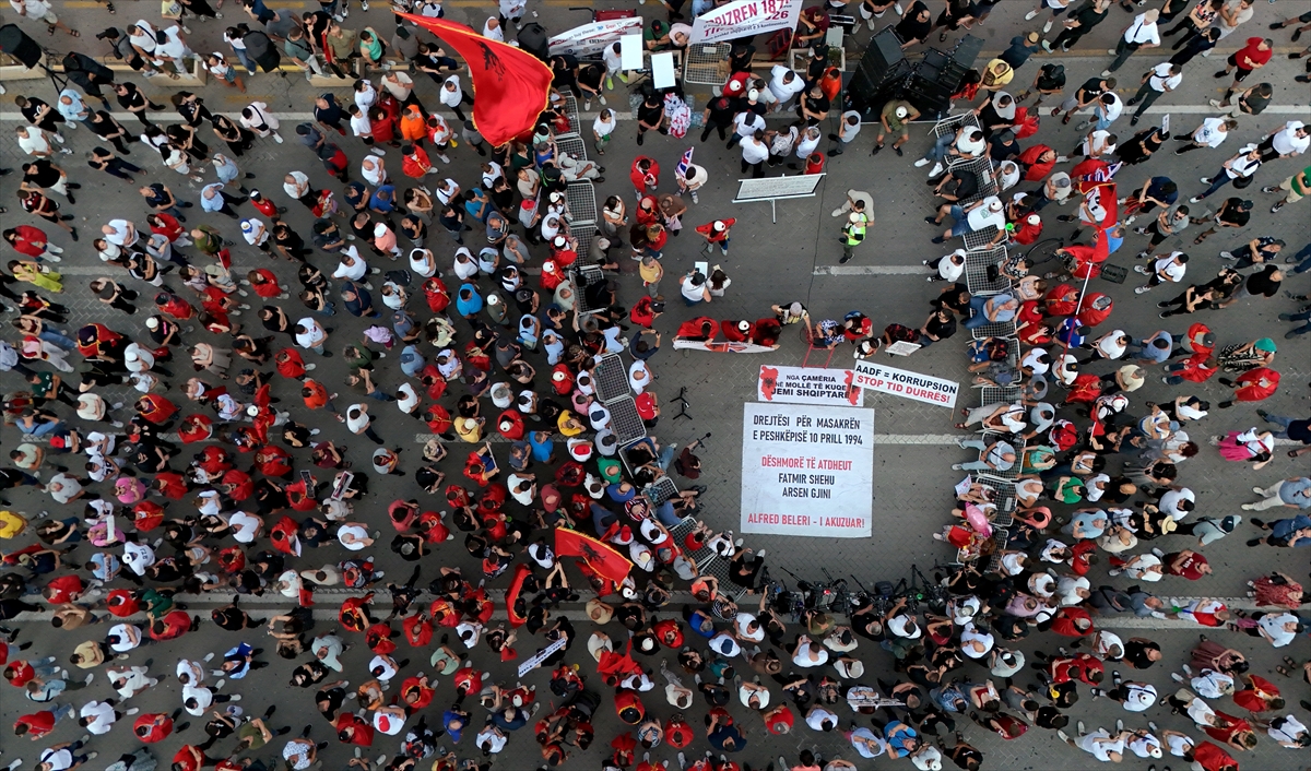 Arnavutluk’ta Zvernec’teki turizm projesine karşı gösteriler 15. gününde sürüyor