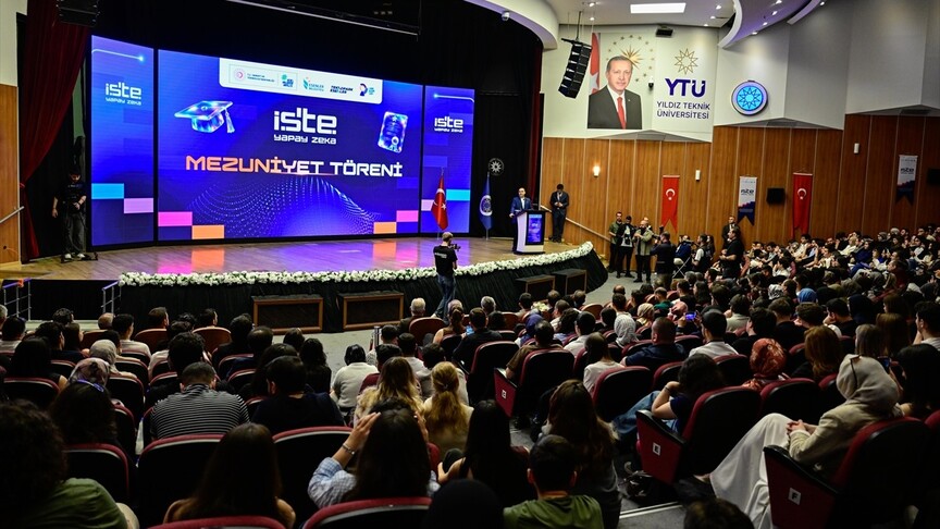 Esenler Belediyesinin "İş'te Yapay Zeka" programı mezuniyet töreni