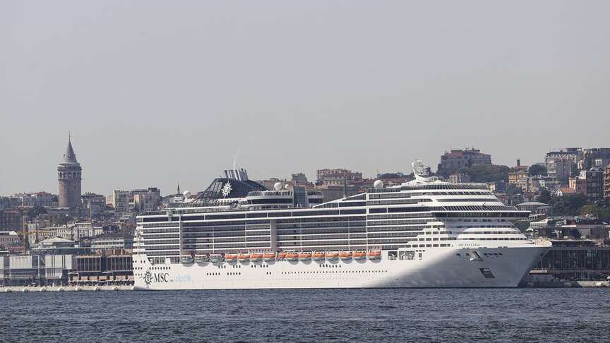 Galataport İstanbul'da yanaşmış büyük bir kruvaziyer gemisi