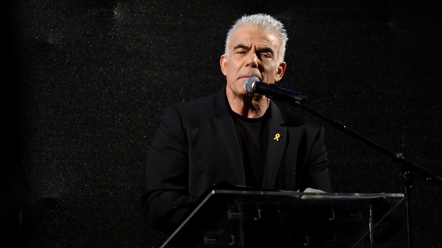 Eski İsrail Başbakanı Yair Lapid bir basın toplantısında konuşuyor.
