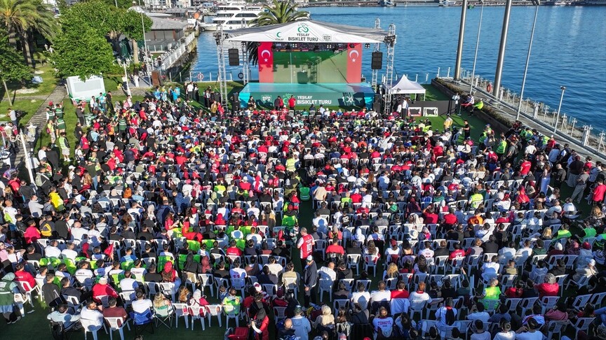 A Milli Futbol Takımı'na destek için İstanbul'da toplanan taraftarlar