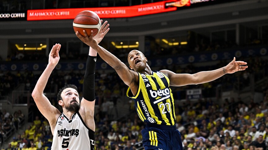 Fenerbahçe Beko ve Beşiktaş GAİN basketbol takımlarının oyuncuları sahada mücadele ederken