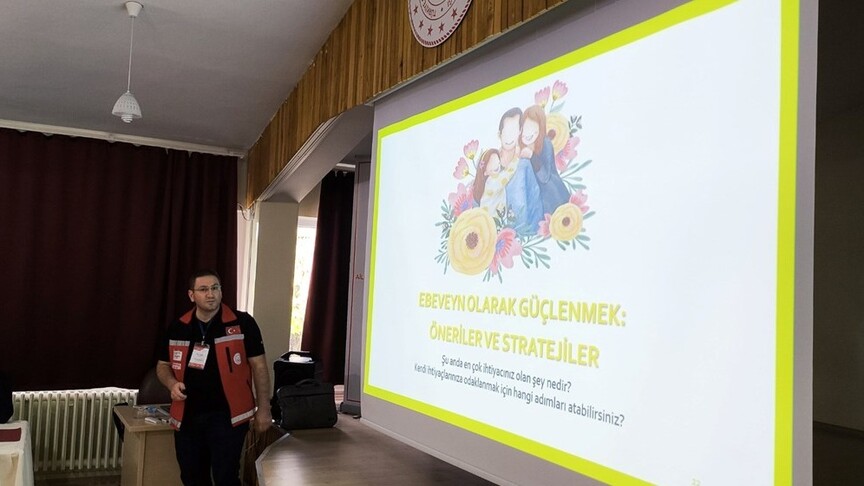 Aile bireylerinin bir arada eğitim aldığı bir sınıf ortamı