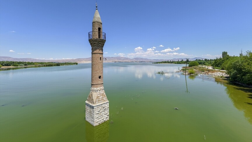 Karakaya Barajı'nda su seviyesinin yükselmesi sonucu sular altında kalan yerleşim yerleri
