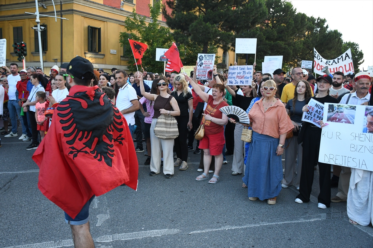 Arnavutluk’ta Zvernec’teki turizm projesine karşı gösteriler 16. gününde sürüyor