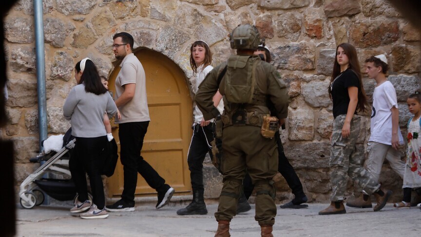 Okupuesit izraelitë plagosin një palestinez  djegin arat me grurë pranë Nablusit në Bregun Perëndimor