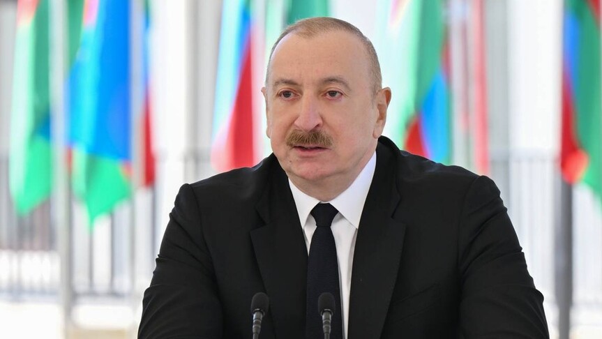 Azerbaycan Cumhurbaşkanı İlham Aliyev'in bir toplantıdaki portre fotoğrafı.