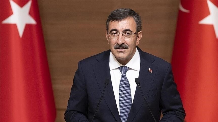 Cumhurbaşkanı Yardımcısı Cevdet Yılmaz konuşma yaparken çekilmiş bir fotoğraf.