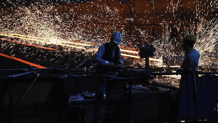 Sanayi üretimini gösteren grafik veya fabrika görüntüsü.