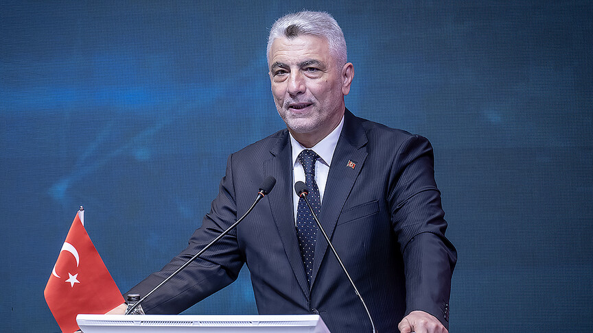 Ticaret Bakanı Ömer Bolat, Özbekistan'da uluslararası bir yatırım forumunda konuşma yaparken