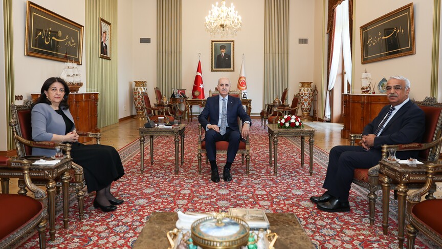 TBMM Başkanı Numan Kurtulmuş ve DEM Partili Milletvekilleri Pervin Buldan ile Mithat Sancar'ın Meclis'teki görüşmesinden bir kare.