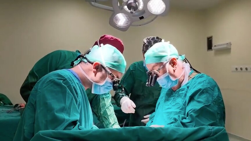 Sekizli çapraz karaciğer nakli operasyonunu gerçekleştiren İnönü Üniversitesi Turgut Özal Tıp Merkezi ekibi