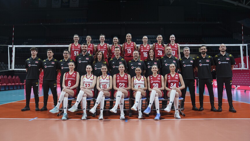 A Milli Kadın Voleybol Takımı oyuncuları sahada mücadele ederken