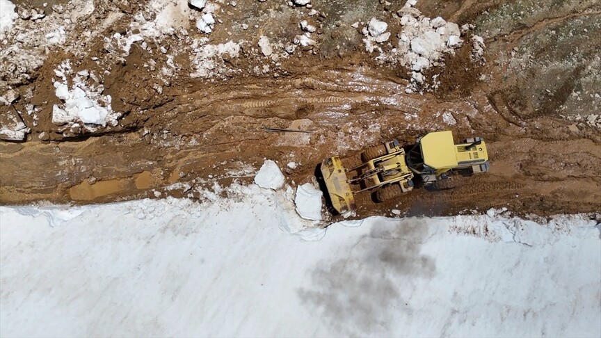 Bayburt'ta İl Özel İdaresi ekipleri, yayla yollarındaki karı temizliyor.