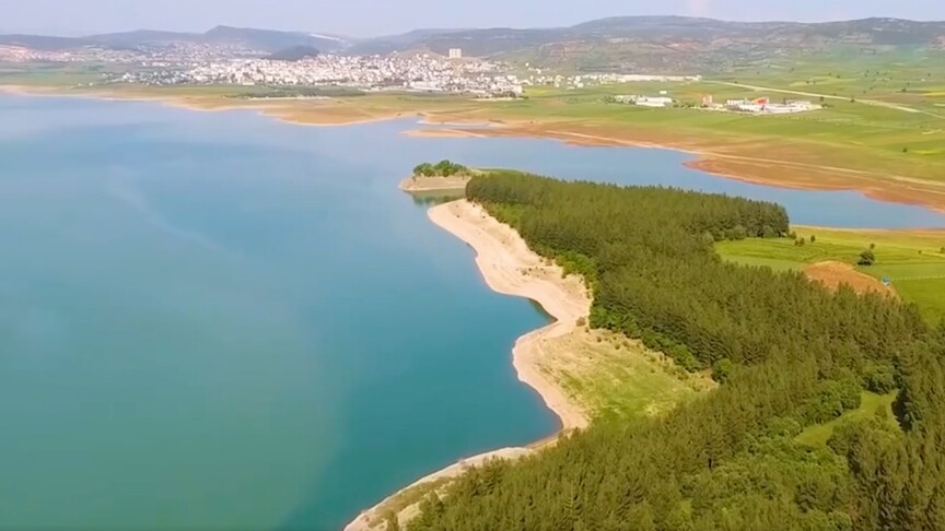 Kartalkaya Barajı'nda tamamlanan sulama yenileme projesini gösteren genel bir görünüm.