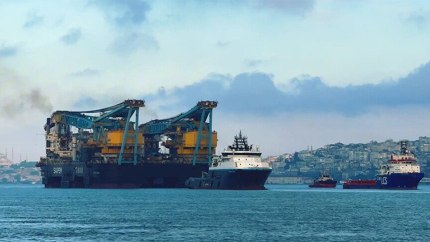 Dev vinç gemisi Saipem 7000'in İstanbul Boğazı'ndan geçişi.