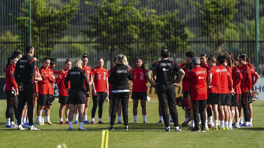 A Milli Kadın Futbol Takımı oyuncuları sahada mücadele ederken