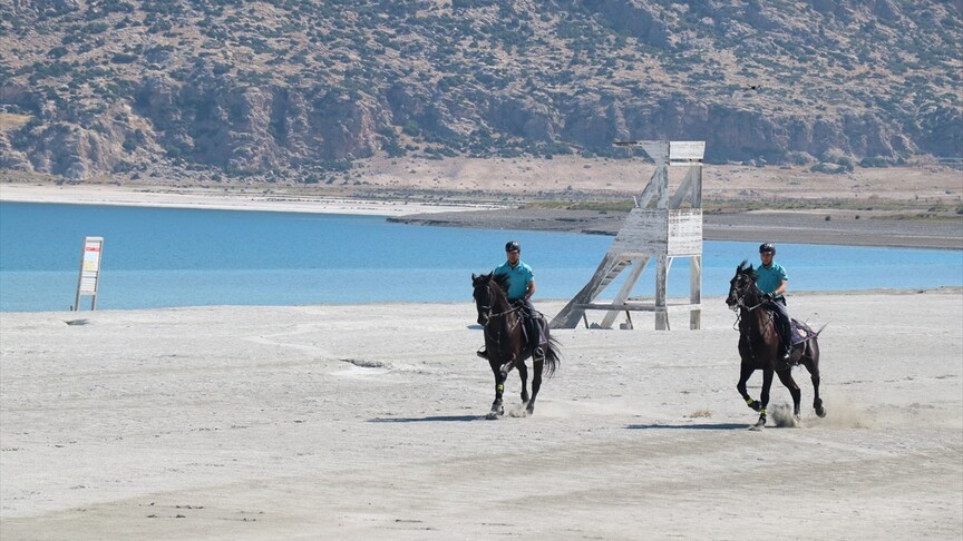 Salda Gölü'nde atlı jandarma ekibi göreve başladı