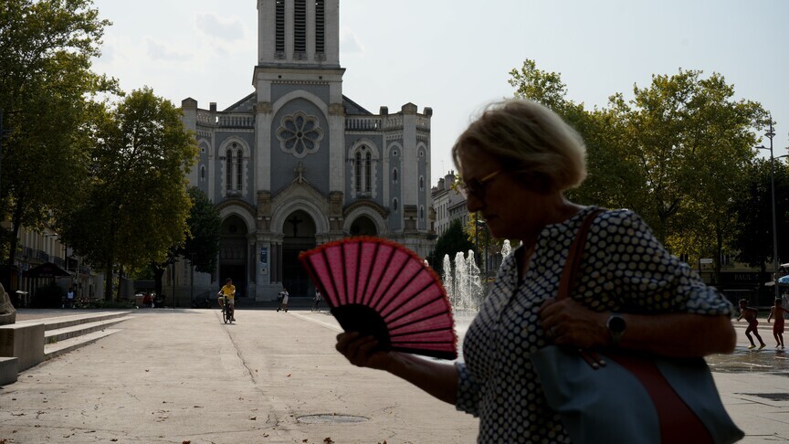 Franca përgatitet për valën e të nxehtit  temperaturat pritet të arrijnë deri në 37 gradë Celsius