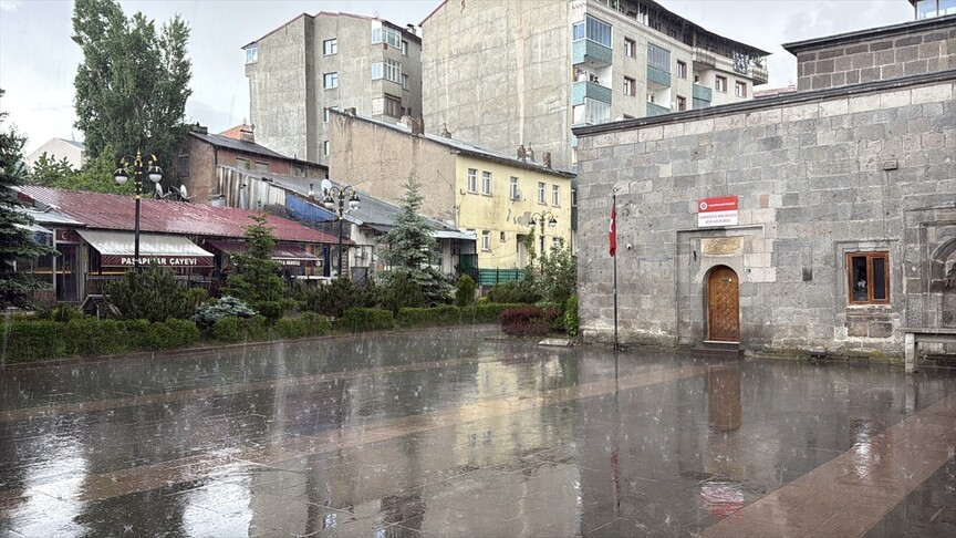 Erzurum'da sağanak ve dolu etkili oldu