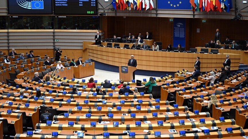 Parlamenti Evropian mbështet rishikimin e rregullave për kthimin e emigrantëve të parregullt
