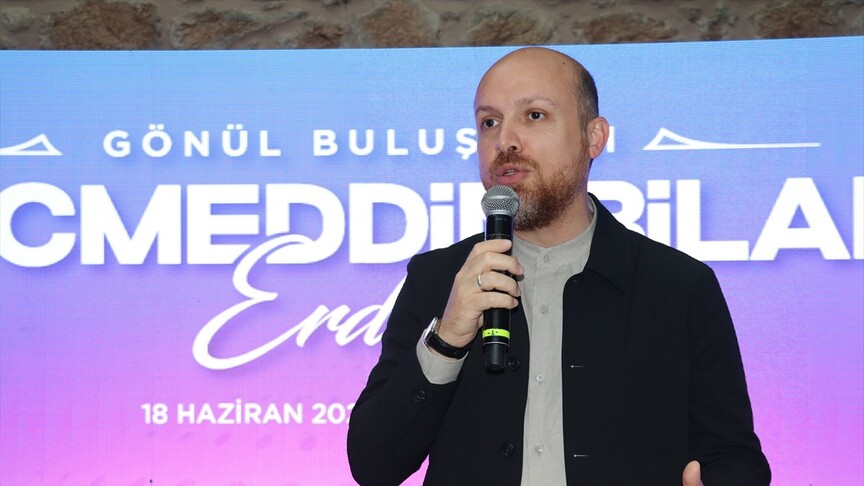 İlim Yayma Vakfı Mütevelli Heyeti Başkanı Necmeddin Bilal Erdoğan konuşma yaparken