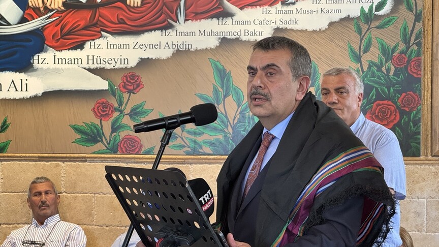 Milli Eğitim Bakanı Yusuf Tekin bir konuşma yaparken