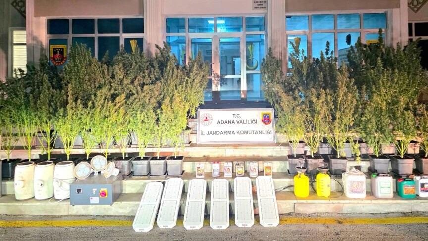 Jandarma ekiplerinin uyuşturucu satıcılarına yönelik düzenlediği Narko Pars operasyonunda gözaltına alınan şüpheliler.