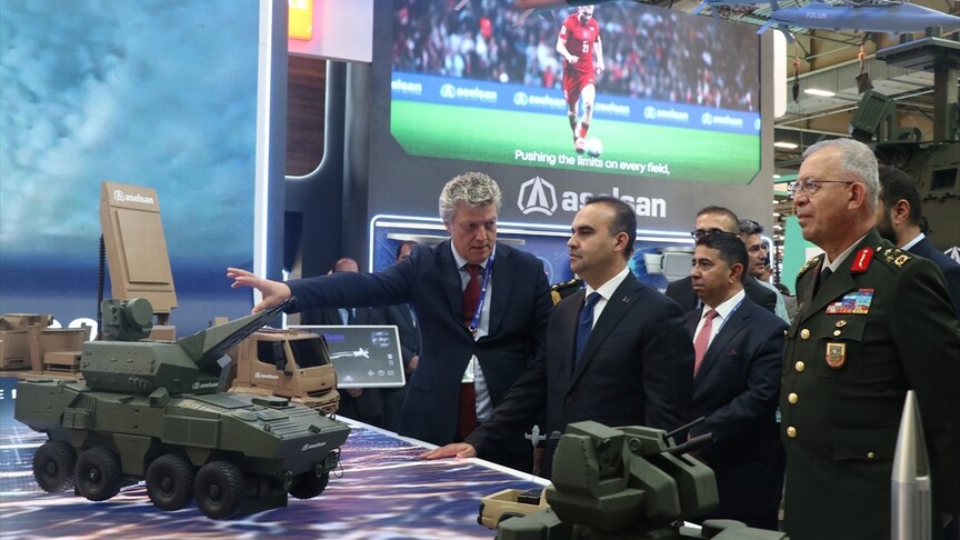 Bakan Kacır, Fransa'da Eurosatory Fuarı'nda Türk firmalarını ziyaret etti