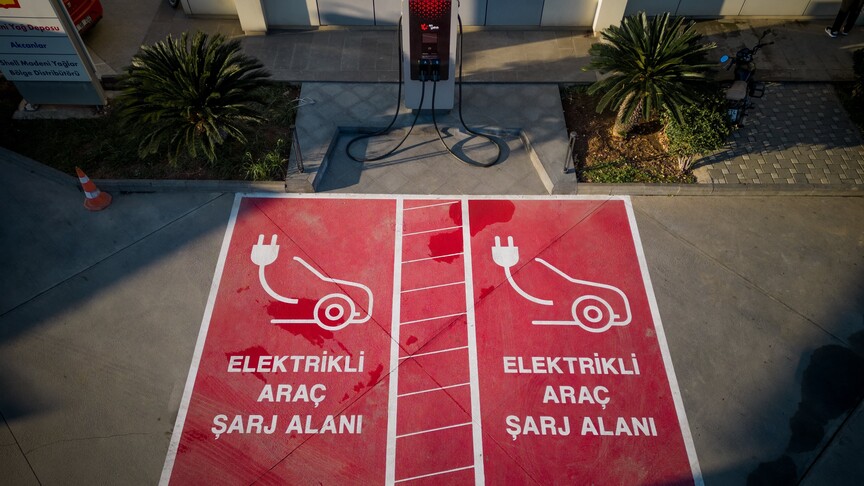 Türkiye haritası üzerinde elektrikli araç şarj istasyonlarını temsil eden noktalar.