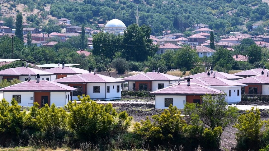 Sındırgı'da yapımı tamamlanan deprem konutları