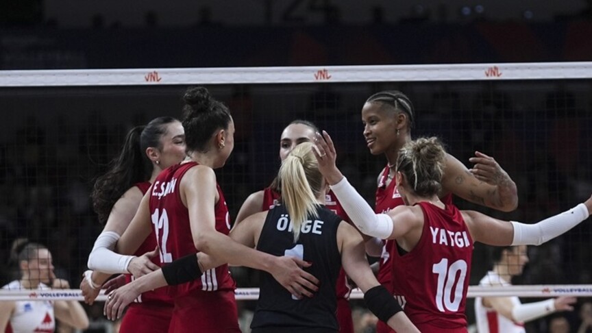 A Milli Kadın Voleybol Takımı oyuncuları maç sırasında