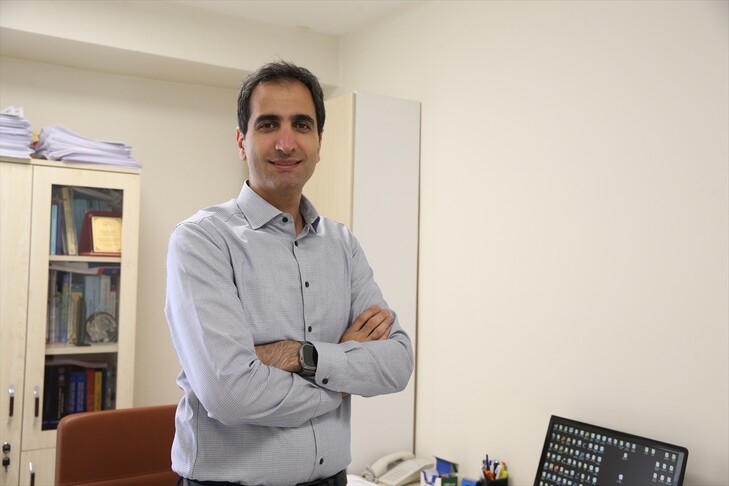 YKS sınavı öncesinde bir öğrencinin düşünceli hali ve arkasında ona destek veren bir aile üyesi görseli.