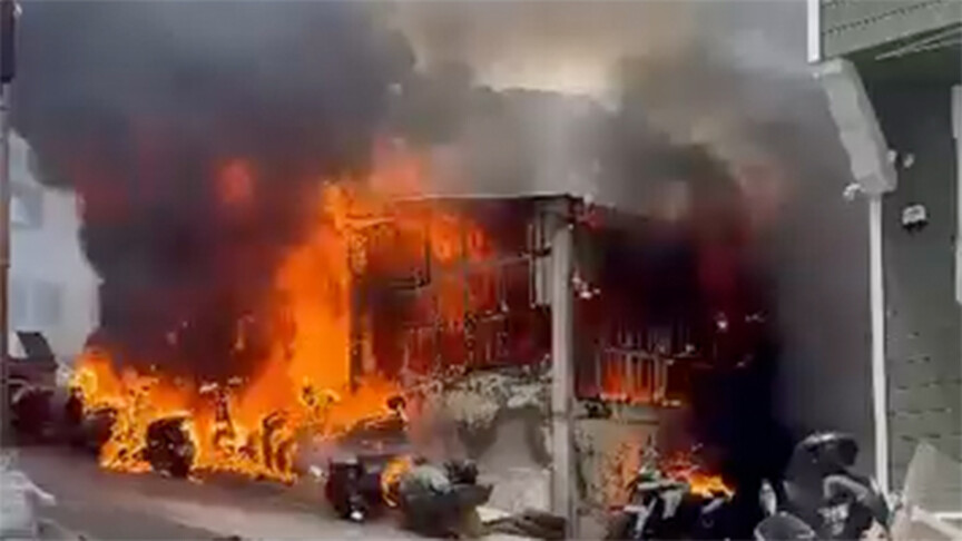 İstanbul Fatih'te bir motosiklet tamirhanesinde çıkan yangına itfaiye ekipleri müdahale ediyor.