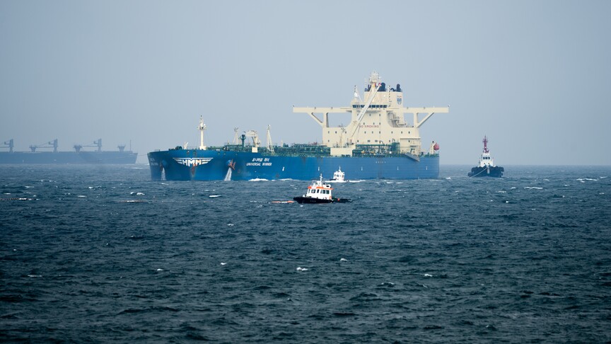 Ships Cautiously Transit Strait of Hormuz After US-Iran Deal