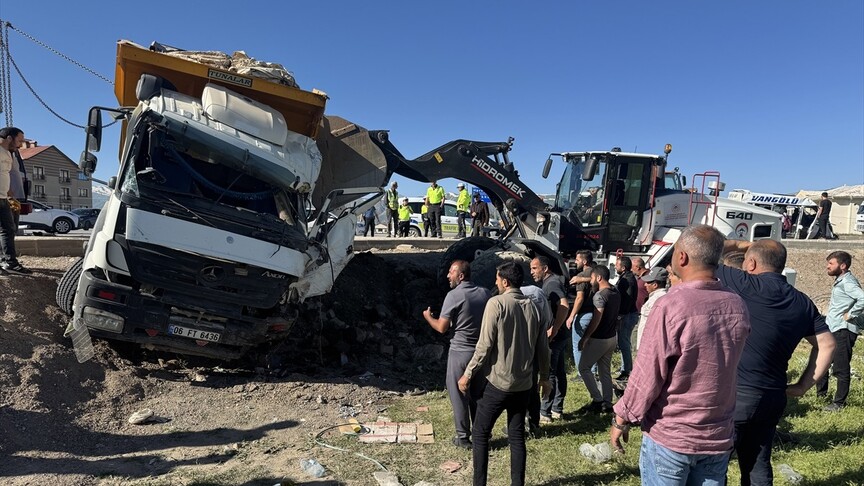 Hakkari'de kamyon ile minibüsün çarpıştığı kazada 3 kişi hayatını kaybetti