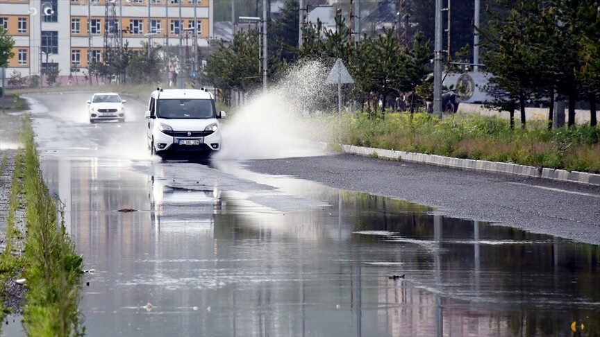Kars Sarıkamış'ta dolu ve sağanak yağışı sonrası cadde ve sokaklarda su birikintileri oluştu.
