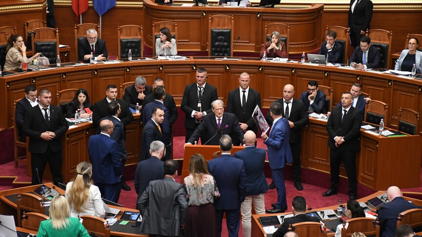 Ndërpritet seanca e Kuvendit të Shqipërisë  deputetët e opozitës bllokojnë foltoren