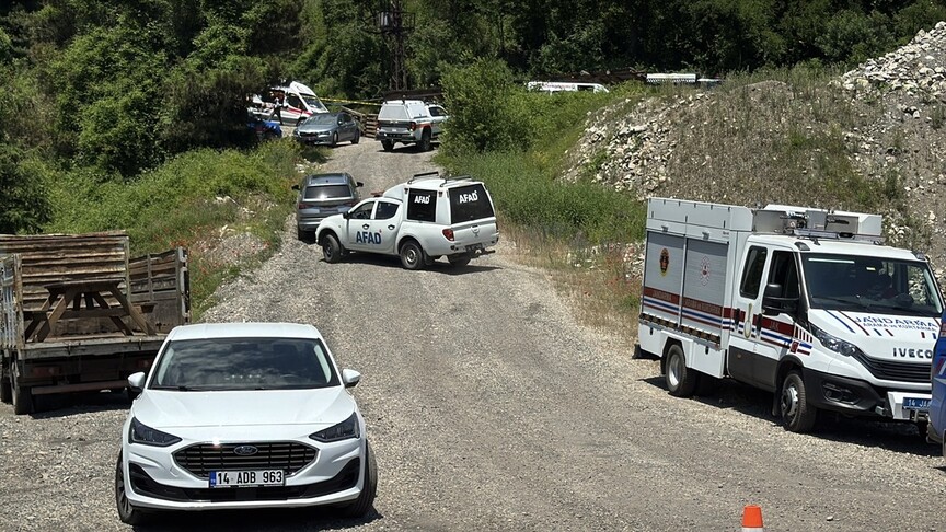 Bolu'nun Mengen ilçesindeki maden ocağında göçük sonrası arama kurtarma çalışmaları yapılıyor.