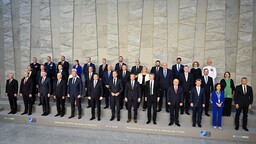 Министры обороны стран НАТО проводят финальную встречу перед саммитом в Анкаре