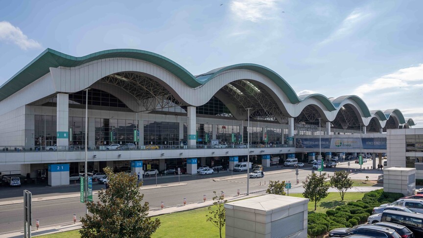 Sabiha Gökçen Uluslararası Havalimanı'nın gece çekilmiş bir görüntüsü.