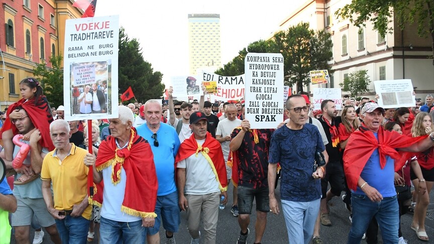 Arnavutluk'un Zvernec bölgesinde turizm projesine karşı düzenlenen gösteriden bir kare.