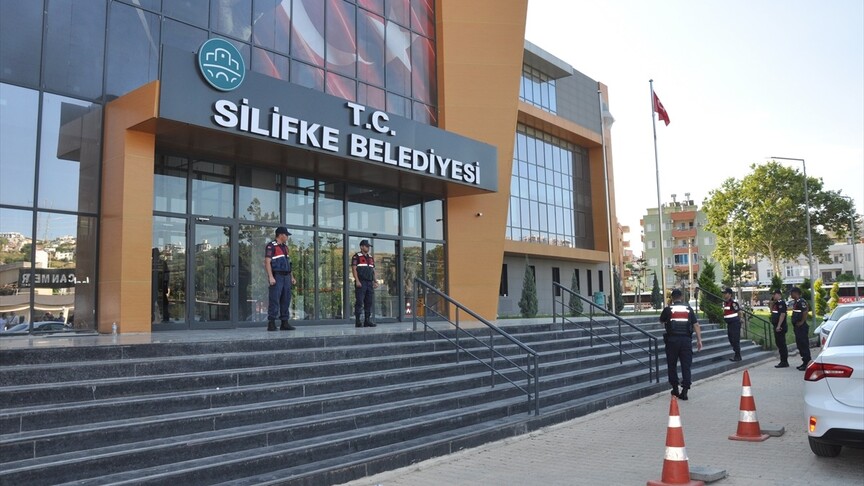 Silifke Belediye binası önünde polis ekipleri.