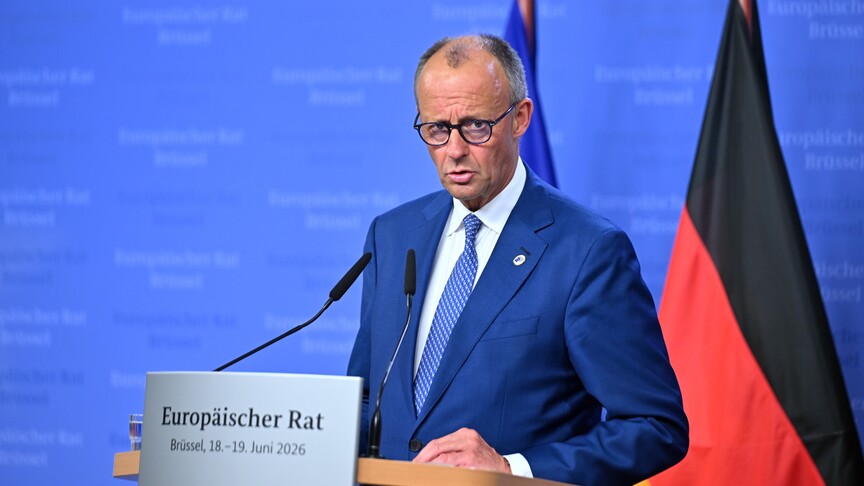 Almanya Başbakanı Friedrich Merz konuşurken