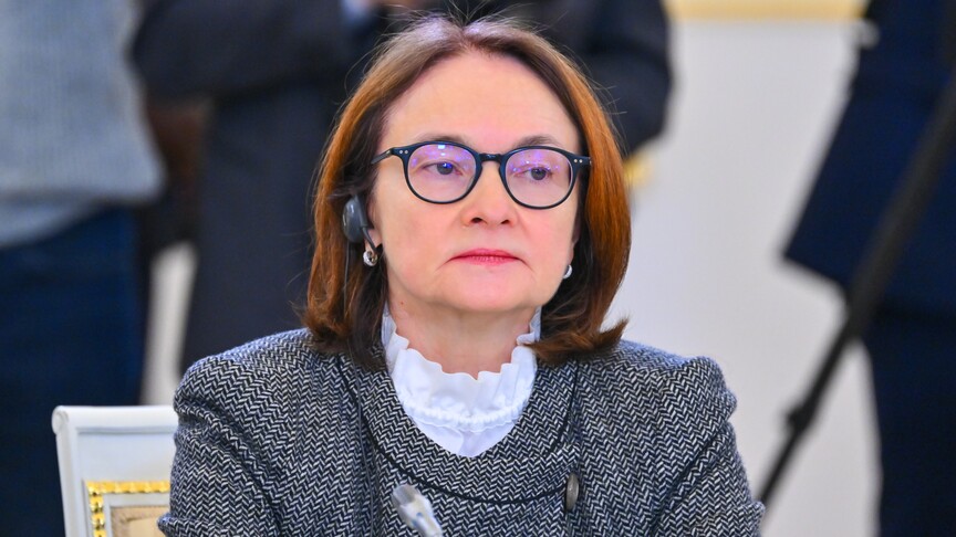 Rusya Merkez Bankası binası ve üzerinde Rus rublesi sembolü.