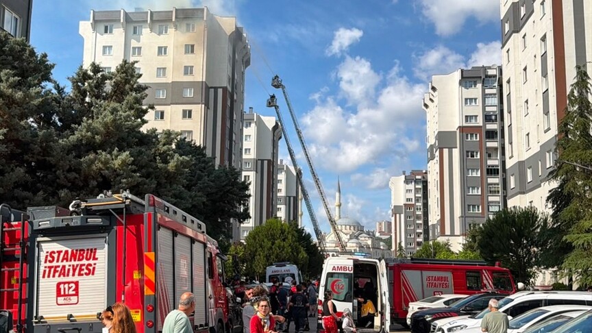 Küçükçekmece'de bir sitedeki apartman çatısında çıkan yangın