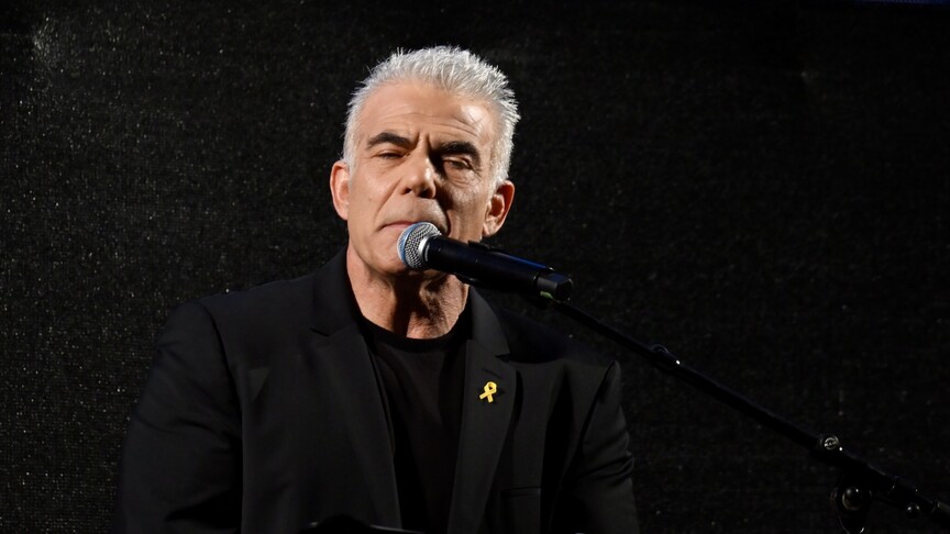 Yair Lapid, Netanyahu hükümetine dış ilişkiler konusunda uyarıda bulunuyor.