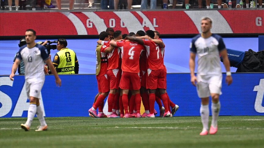 İsviçre ve Bosna Hersek milli futbol takımları oyuncuları mücadele ederken